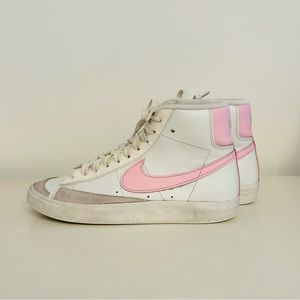 Nike - Blazer Mid `77 - Color : White/Pink - Women’s Size 6 !! 💝